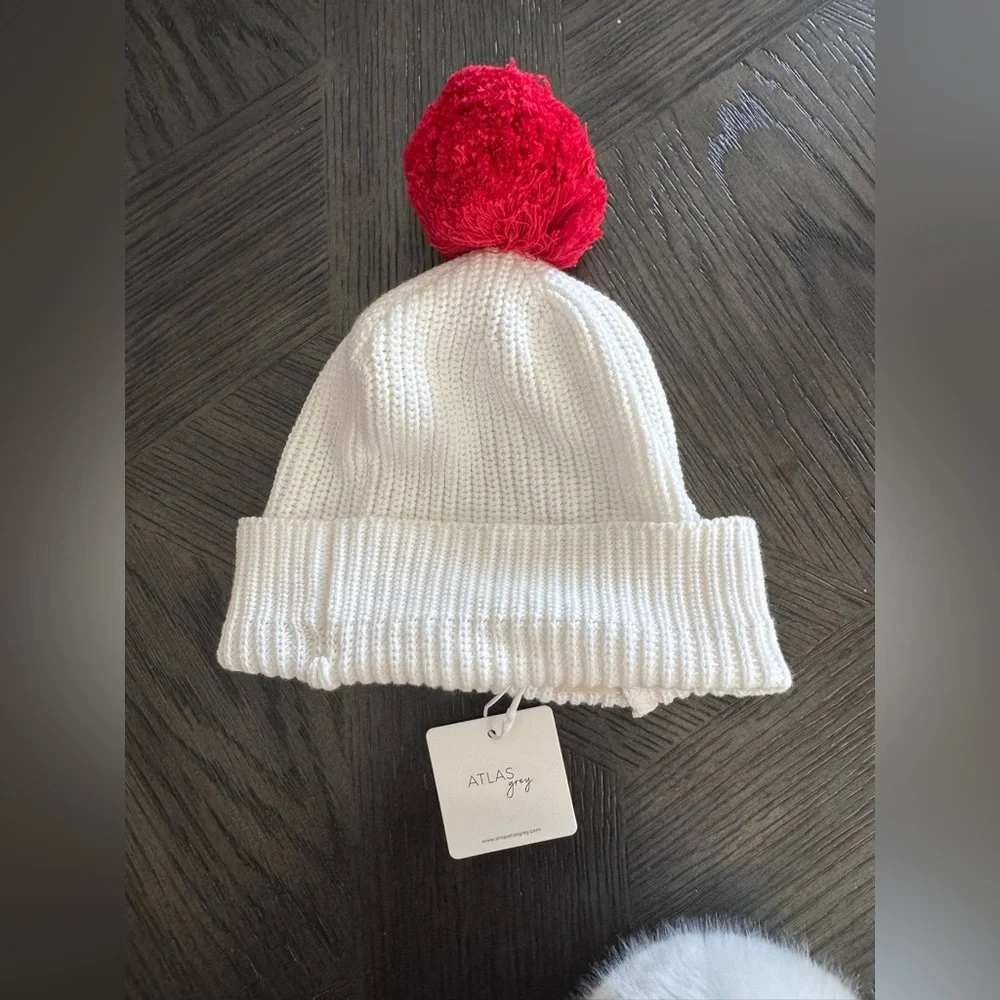 NWT BIG POM POM BEENIE HAT Age 3-4